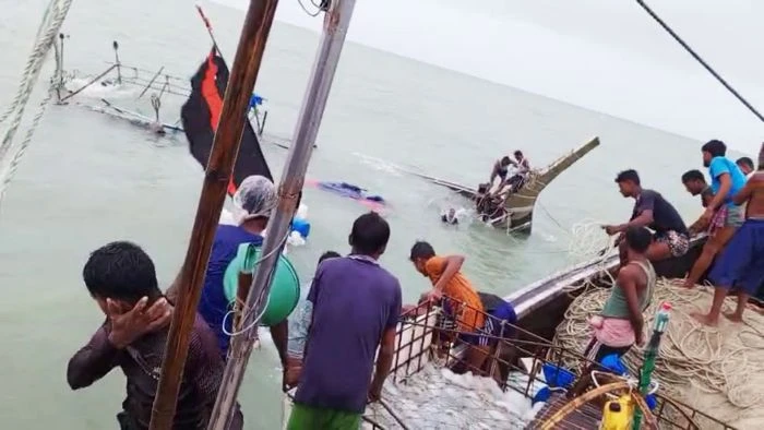 জলদস্যুদের ধাওয়ায় ট্রলারডুবি: ২৪ ঘণ্টা সাগরে ভেসে ১৮ জেলের জীবনরক্ষা